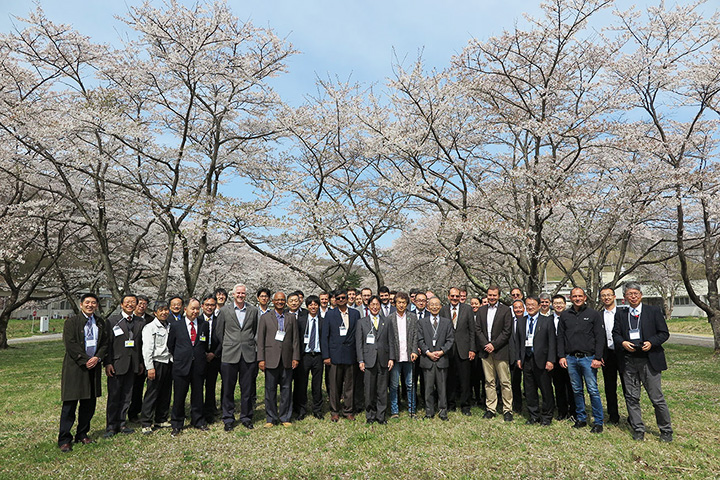 ワークショップ参加者(センター内の桜の前で)
