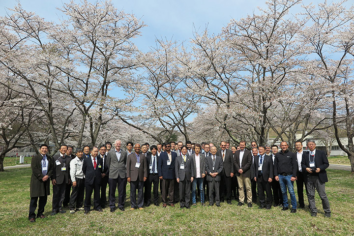 ワークショップ参加者（センター内の桜の前で）