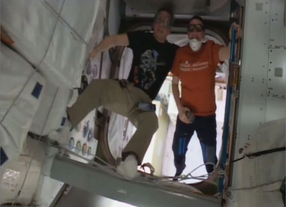 宇宙ステーション補給機「こうのとり」7号機（HTV7）のハッチを開き入室するクルー