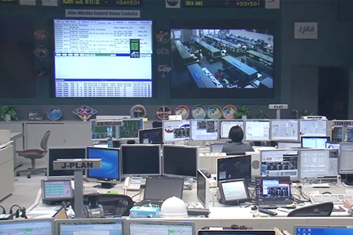管制室の正面に3つあるモニタのうち、1つにはNASAの管制室の様子を映しだしている