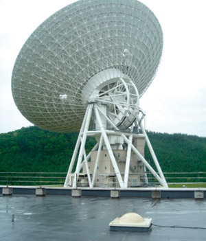図2　臼田宇宙空間観測所の64mアンテナ（奥）と電離層補正用GPSアンテナ（手前）