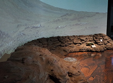 火星の隕石の欠片に触れられる展示も