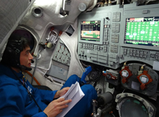 ソユーズ宇宙船のシミュレータ訓練を行う大西宇宙飛行士（提供：JAXA/GCTC）