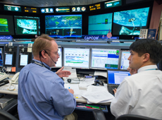CAPCOMコンソールに座るフィンク宇宙飛行士と大西宇宙飛行士（提供：JAXA/NASA）