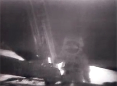 TV中継されたアポロ11号による人類初の月面着陸（提供：NASA）