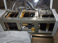 衛星搭載ケースに搭載された超小型衛星（提供：JAXA/NASA）