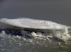発達した積乱雲（ISSから撮影）（提供：NASA）