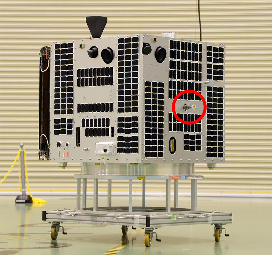 GPRCSのノズル（赤丸部分）が取り付けられた小型実証衛星1号機。低毒性の推進薬を使ったGPRCSは、取扱い性向上のほかにも低コスト、低消費電力、高性能という特徴をもつ。