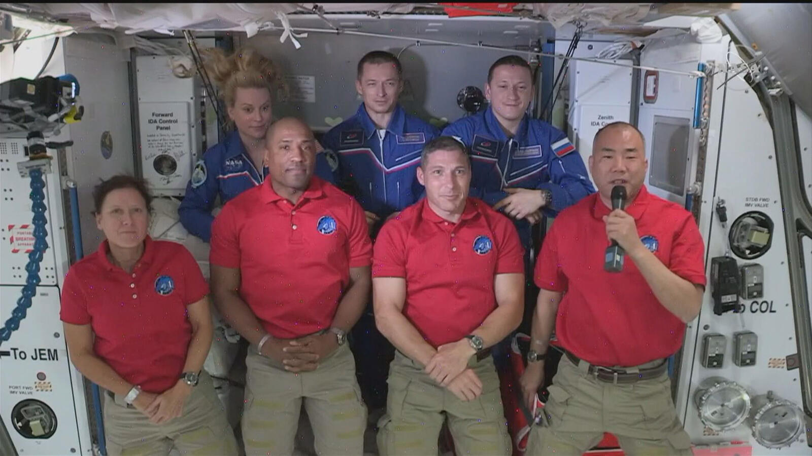 ISSに入ったあと、ウェルカムセレモニーでスピーチする野口宇宙飛行士。