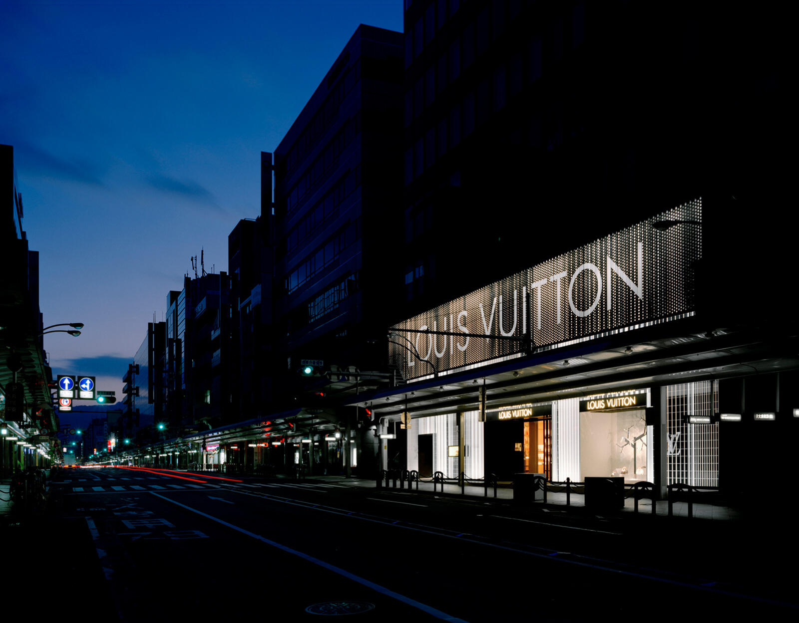 2004年に完成した「LOUIS VUITTON京都大丸店」。ファサードに偏光板を使う前例のない試みを永山さんが主宰する永山祐子建築設計が実現させ、話題となった。写真：阿野太一