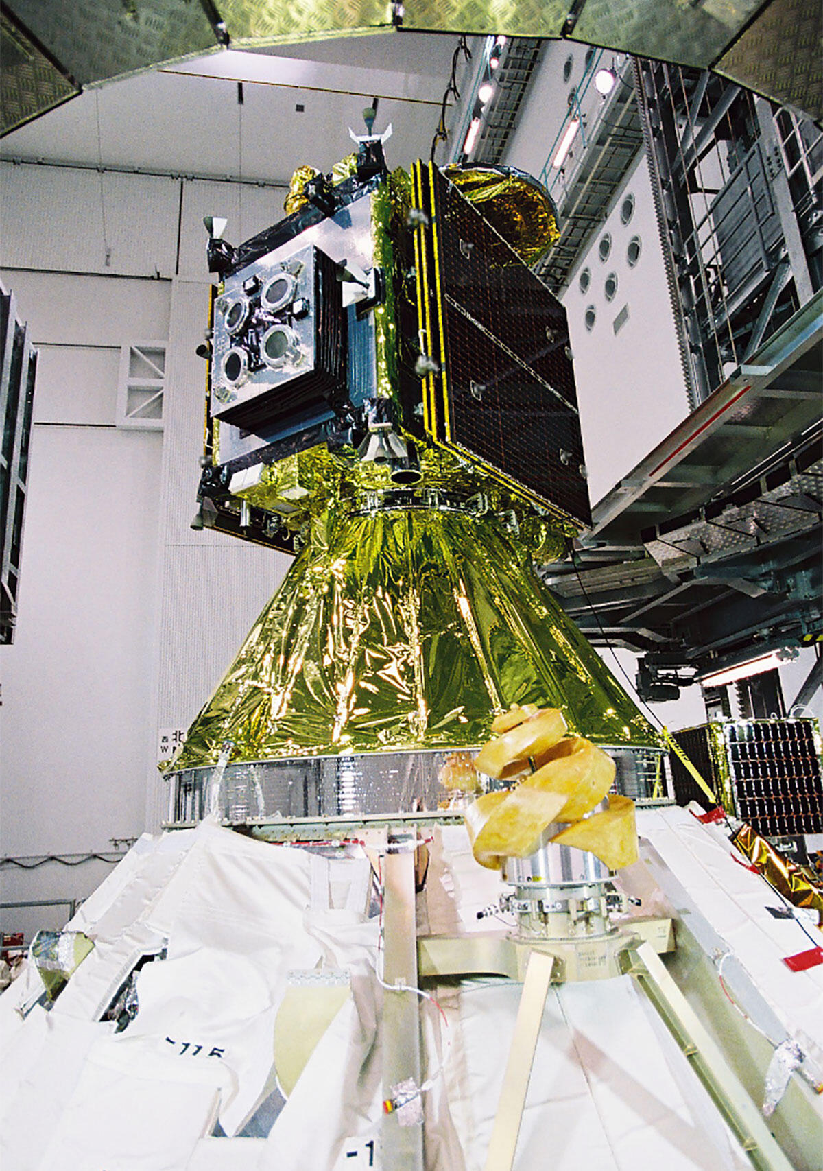 種子島宇宙センター衛星整備棟で打ち上げ準備中の「はやぶさ2」