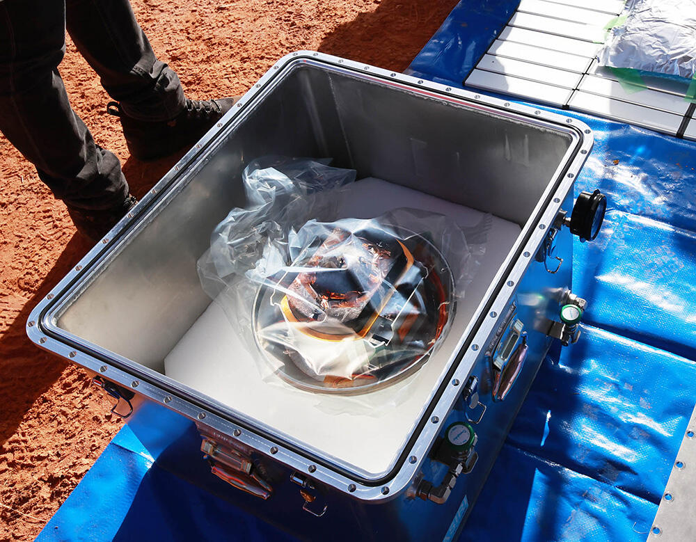 「はやぶさ２」から分離されて、オーストラリアのウーメラ砂漠で回収された再突入カプセル。カプセル内には採取したリュウグウのかけらが入っている。