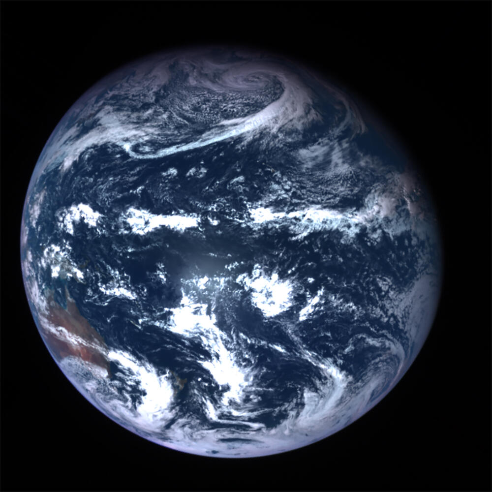 「はやぶさ２」は、リュウグウのかけらの入ったカプセルを地球に届けた後も飛行を続け、次の天体に向かっている。この写真は、「はやぶさ２」が地球を再出発するときに撮影した。