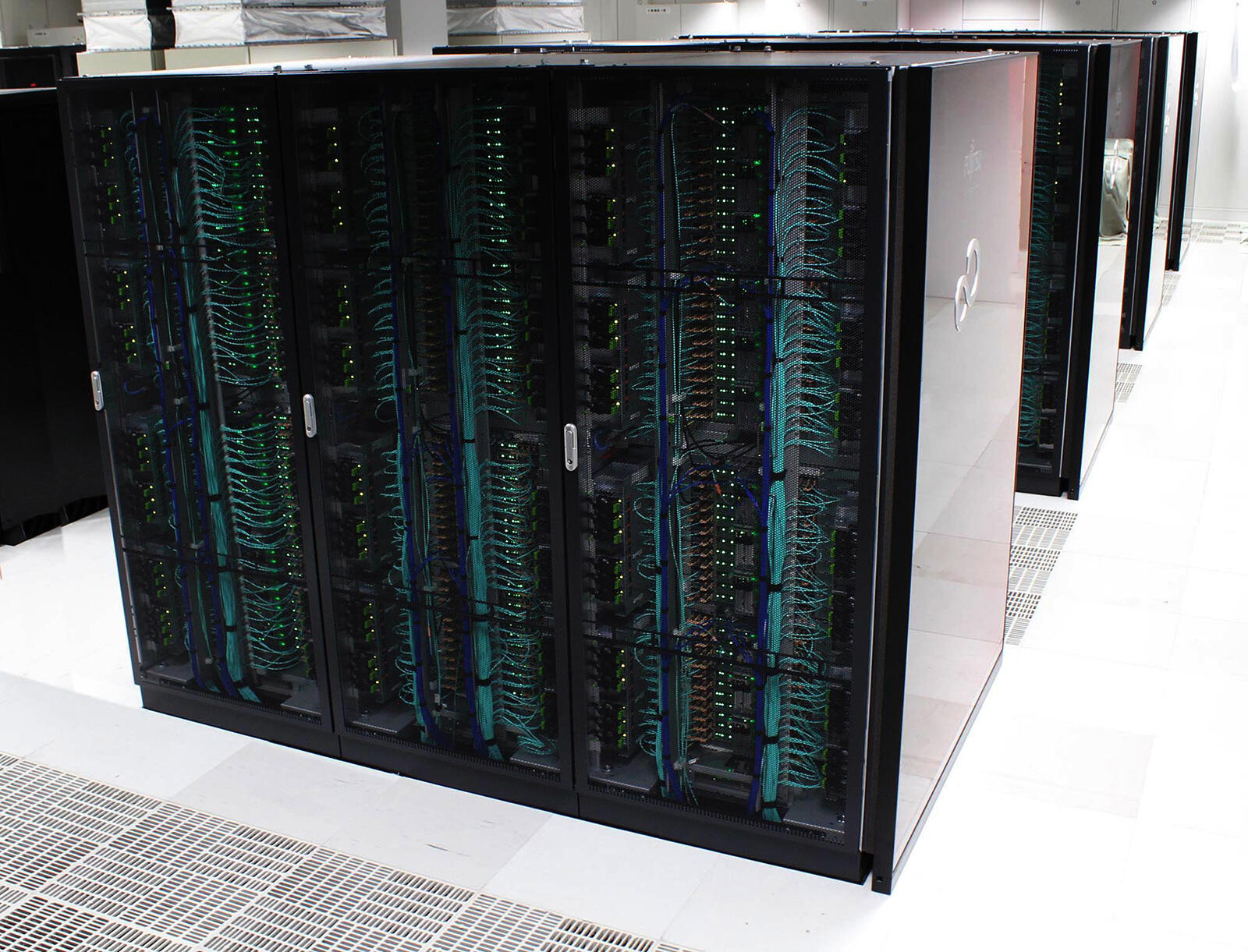 調布航空宇宙センター内にあるスーパーコンピュータ棟では、現在JAXAとして3代目となるシステム「JSS3（TOKI）」が稼働中。