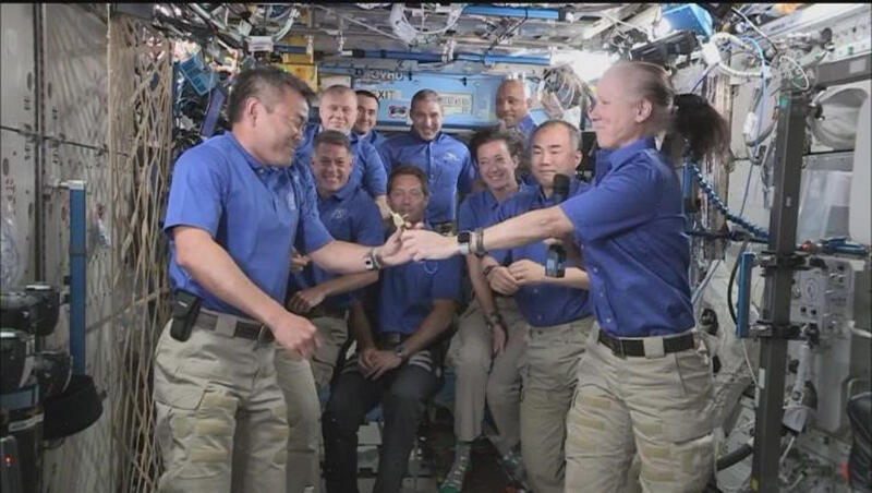 ISS船長就任セレモニーの様子。船長就任の証である「鍵」を受け取る星出宇宙飛行士。