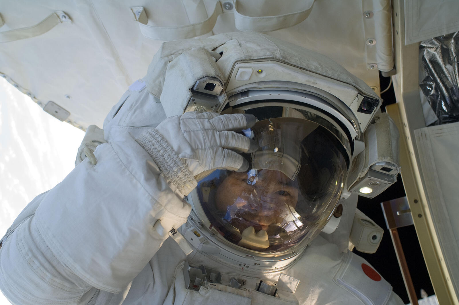 船外活動を行う星出宇宙飛行士。撮影日：2012年11月1日（日本時間）