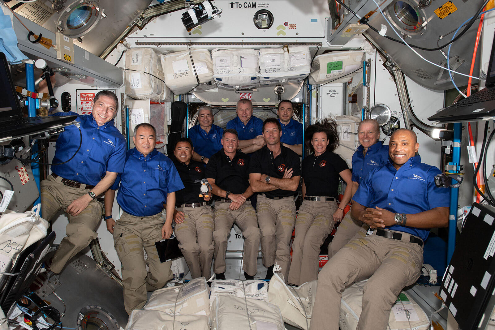 地上と交信する星出宇宙飛行士（左から3人目）たち。昨年11月からISSに滞在中だった野口聡一宇宙飛行士（左から2人目）とも同時滞在となった。/ 撮影日：2021年4月24日（日本時間） 