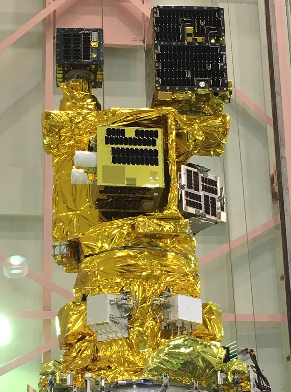 革新的衛星技術実証2号機は、「小型実証衛星2号機（RAISE-2）」（6つの実証テーマを搭載）と、8機の超小型衛星・キューブサットで構成されている。