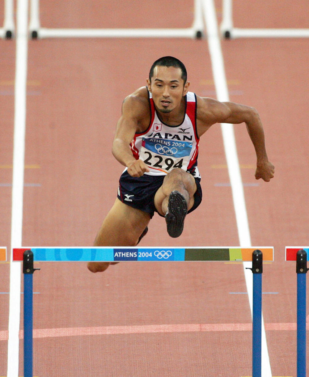 男子400mハドル日本記録保持者（2021年9月現在）である為末さん。写真は、2004年アテネオリンピック400メートルハードル【予選】の写真。　写真／月刊陸上競技