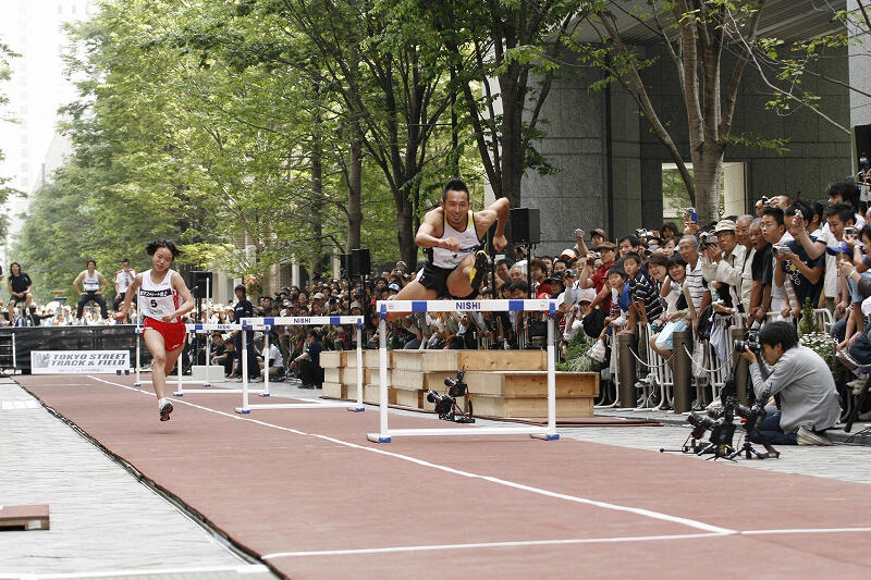 2007年、為末さんは東京・丸の内で陸上競技を実演するイベント「東京ストリート陸上」をプロデュース。自らも参加選手として、ハードルを飛んだ。