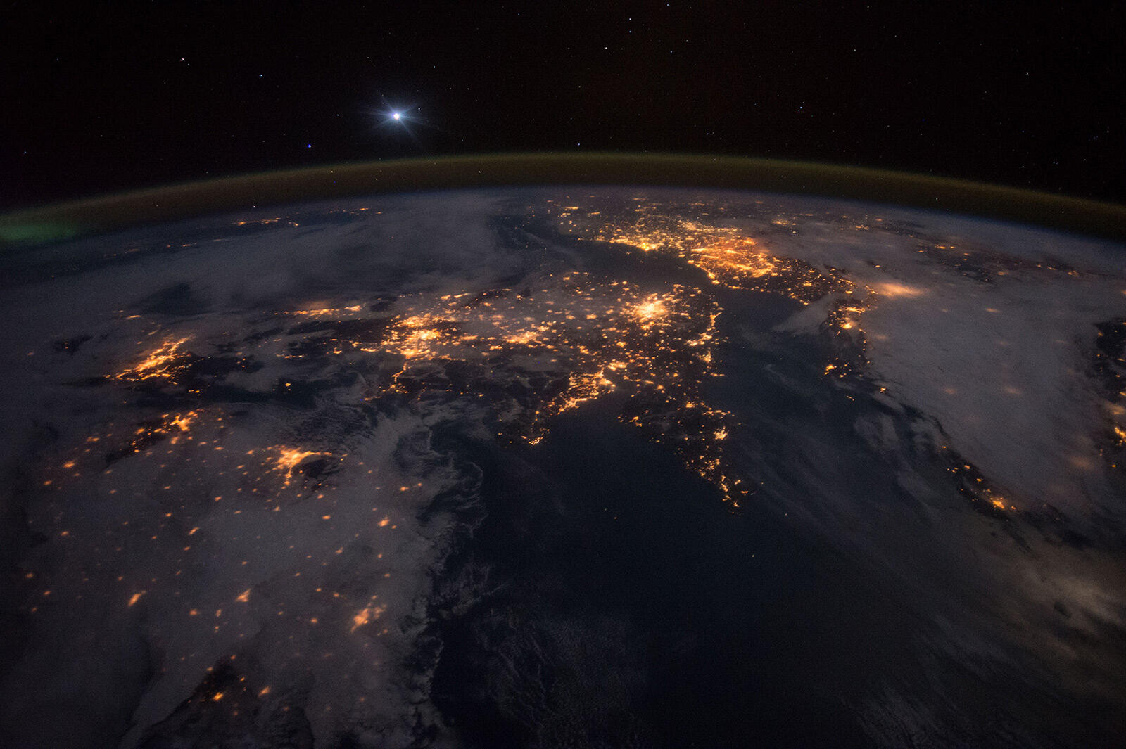 油井宇宙飛行士がISSから撮影した地球。空気の薄い層がみえる