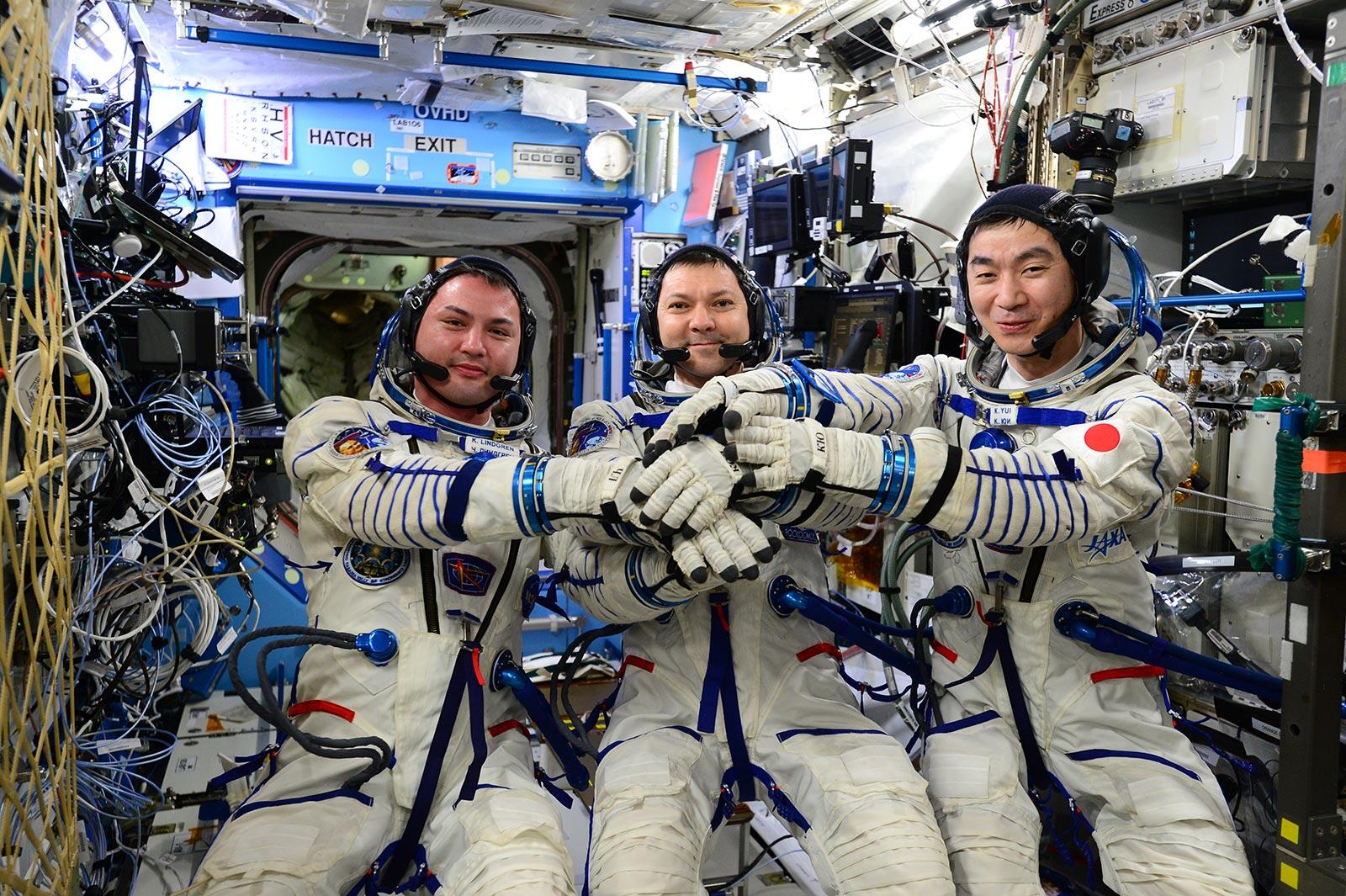 帰還前の準備の一環で、ロシアのソコル宇宙服を着た油井宇宙飛行士（右）ら 。