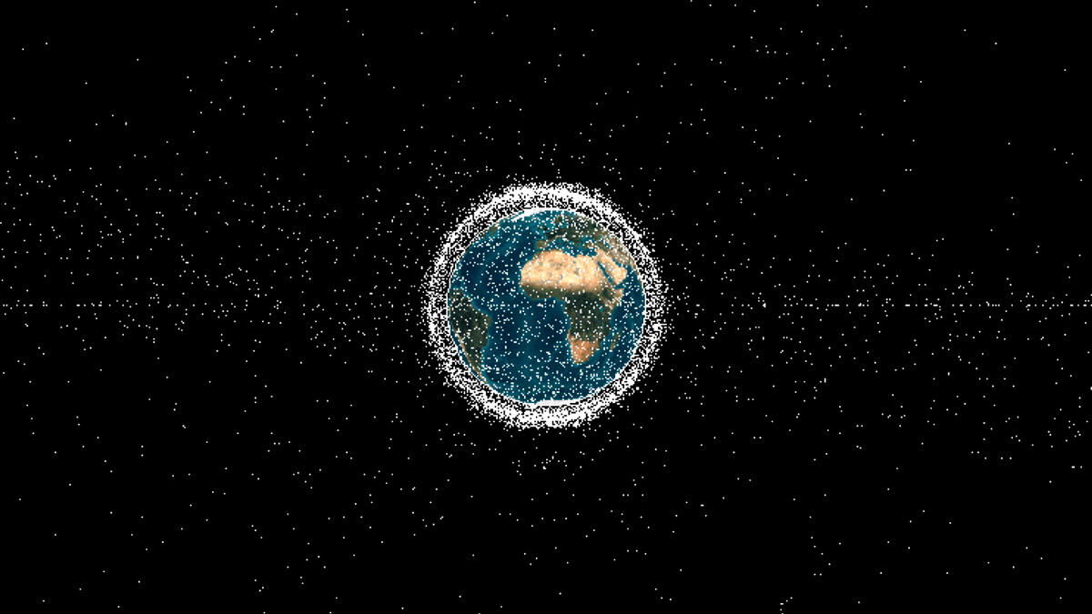 地球の周りを飛ぶスペースデブリのイメージCG