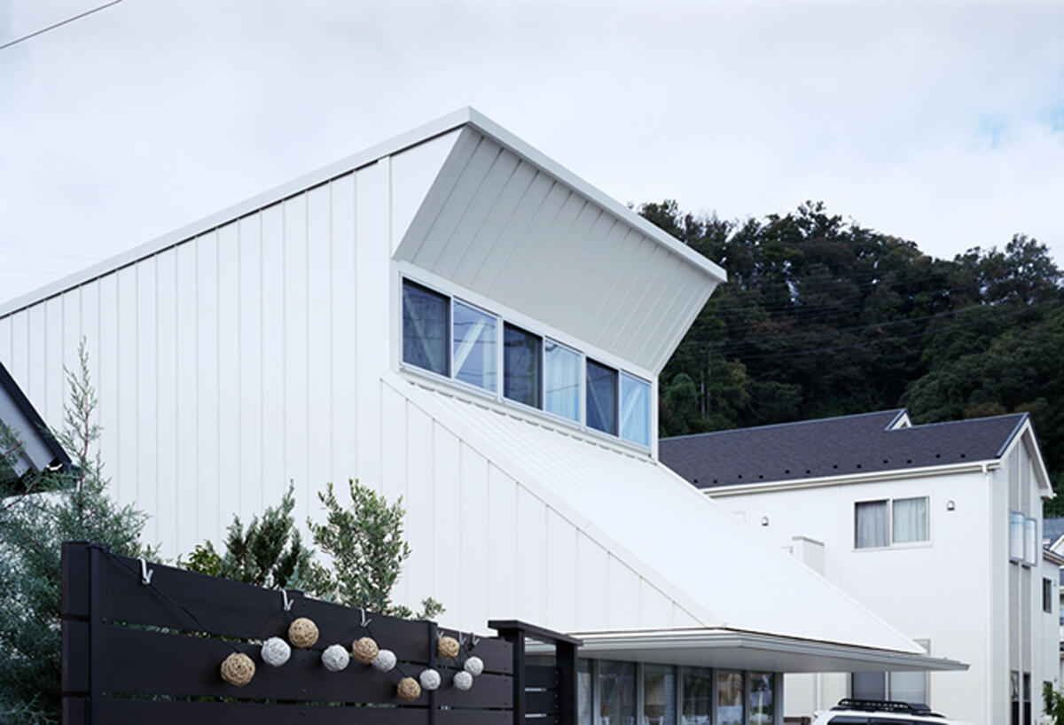 湯浅さんが設計した住宅「FLASH」。空間の線や形に「人間的な何かを見出したい」という想いから生まれたという。撮影：高野ユリカ