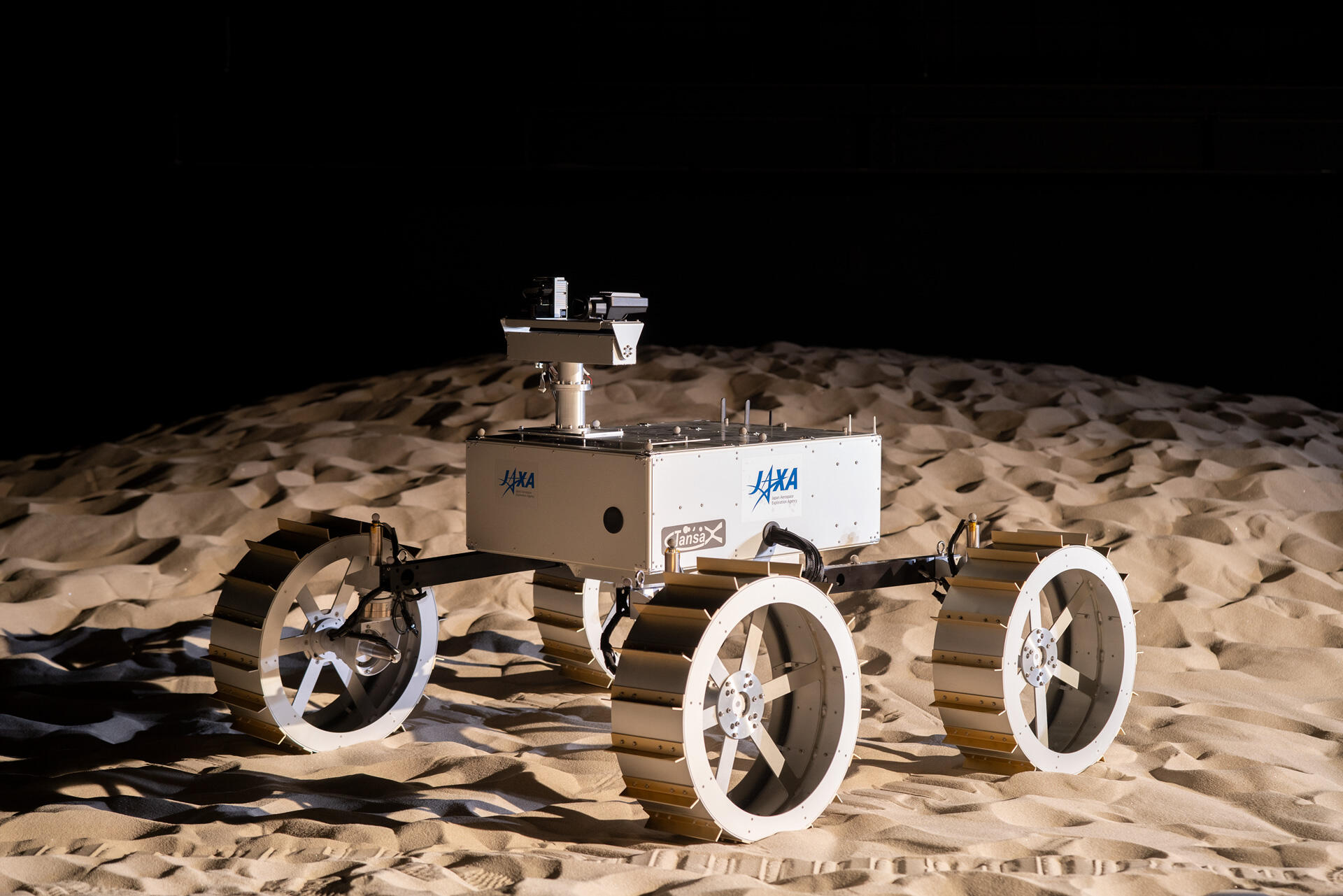 砂地における車両の走行技術を研究するためのローバ。月や火星に加えて、地上の自動車が砂地を走行する様子を調べることにも利用されている。