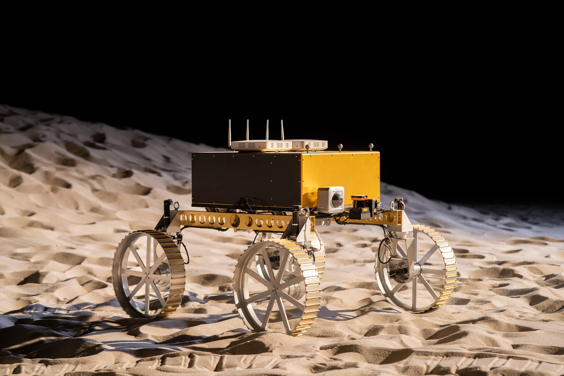 月や火星などの基地建設で必要となる建設機械の遠隔操作や自動運転の技術を研究するためのローバ。