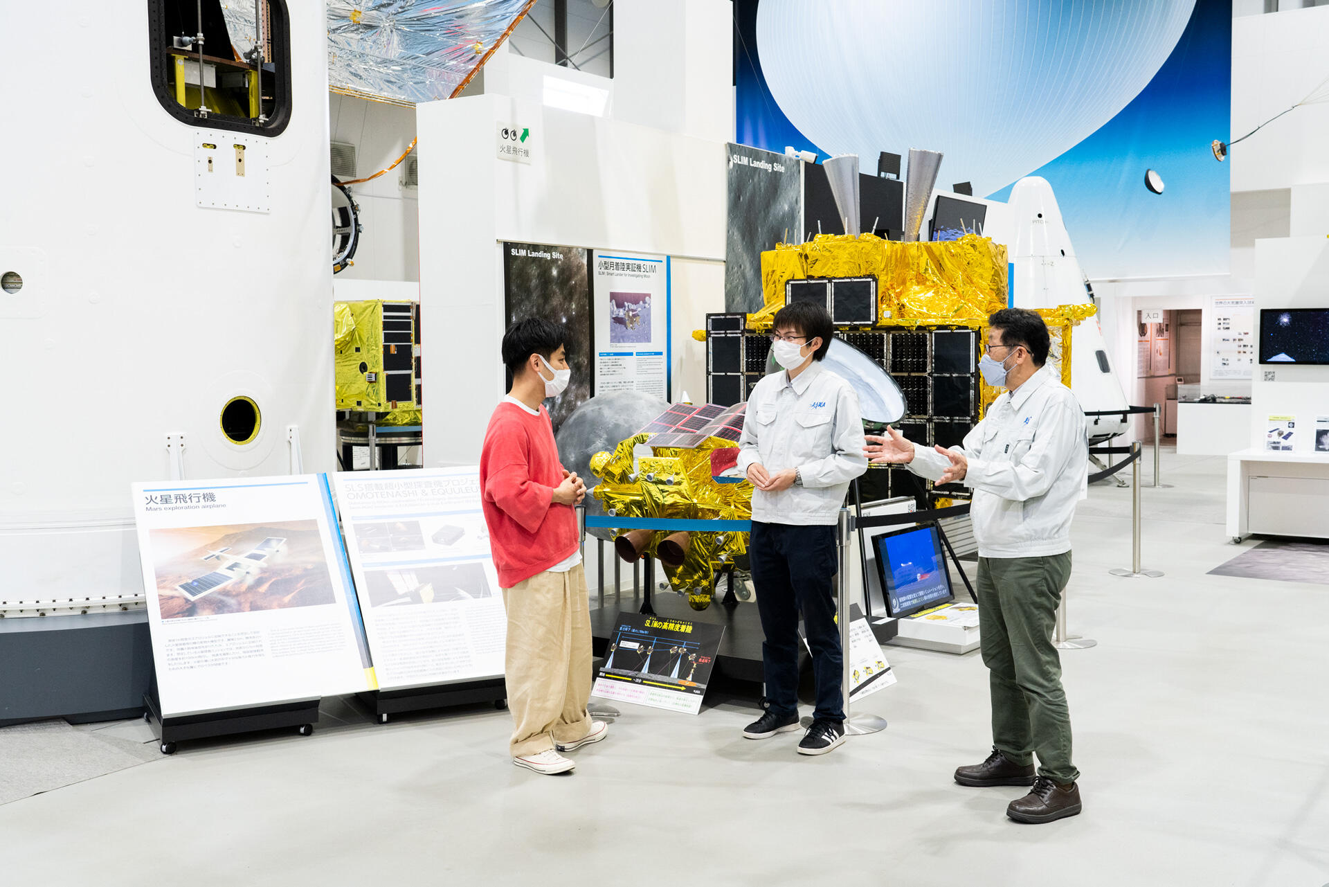 相模原キャンパスの「宇宙科学探査交流棟」。展示や模型などを通して宇宙科学や探査の歴史や技術について学べる。月探査にまつわる展示物も充実している。