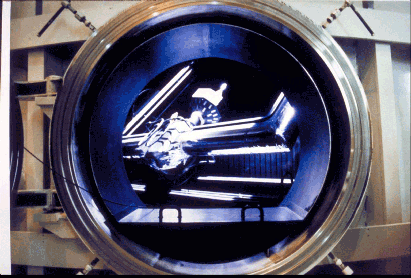 1975年に打ち上げられた「きく1号」の、筑波宇宙センターで行われた試験の様子。 