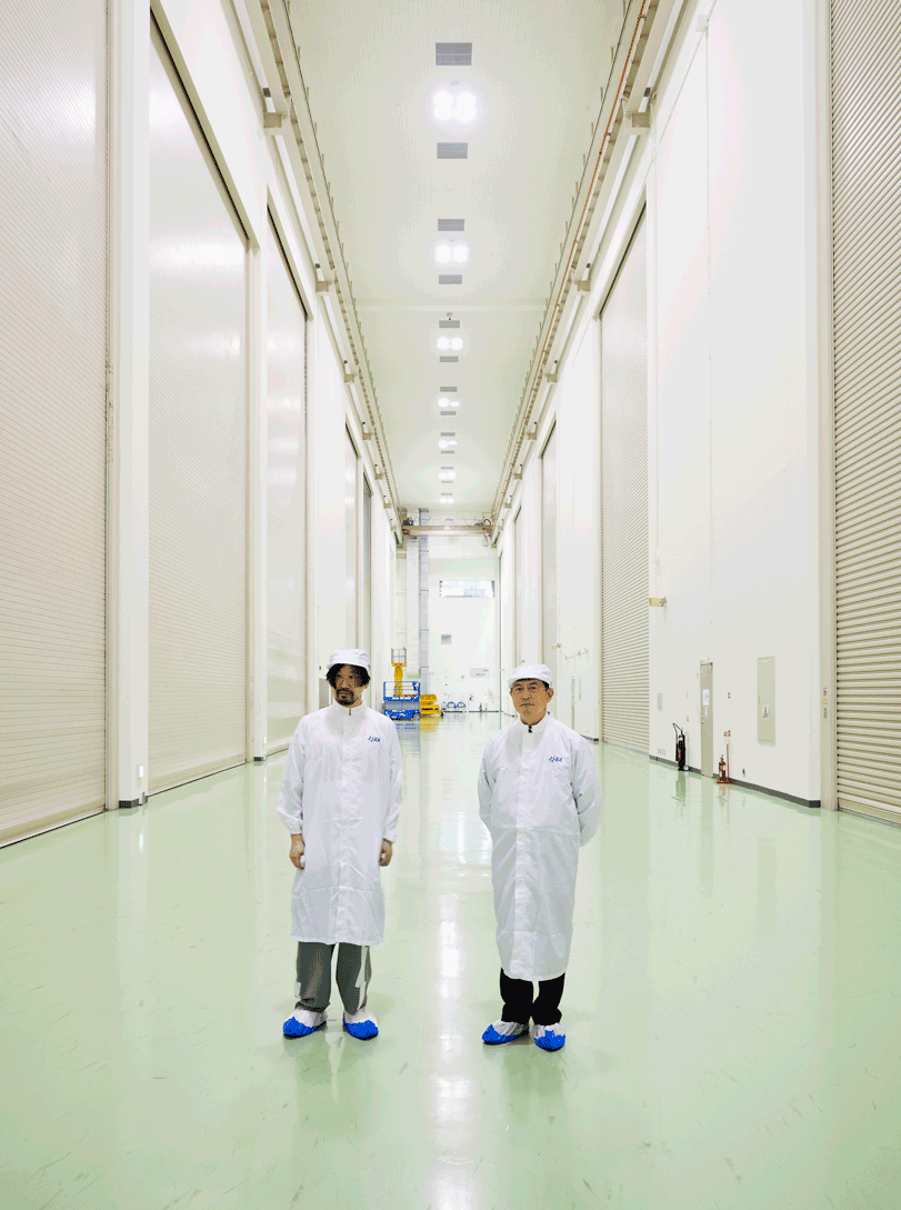大型の人工衛星を入れるため、巨大なシャッターがある総合環境試験棟の廊下。