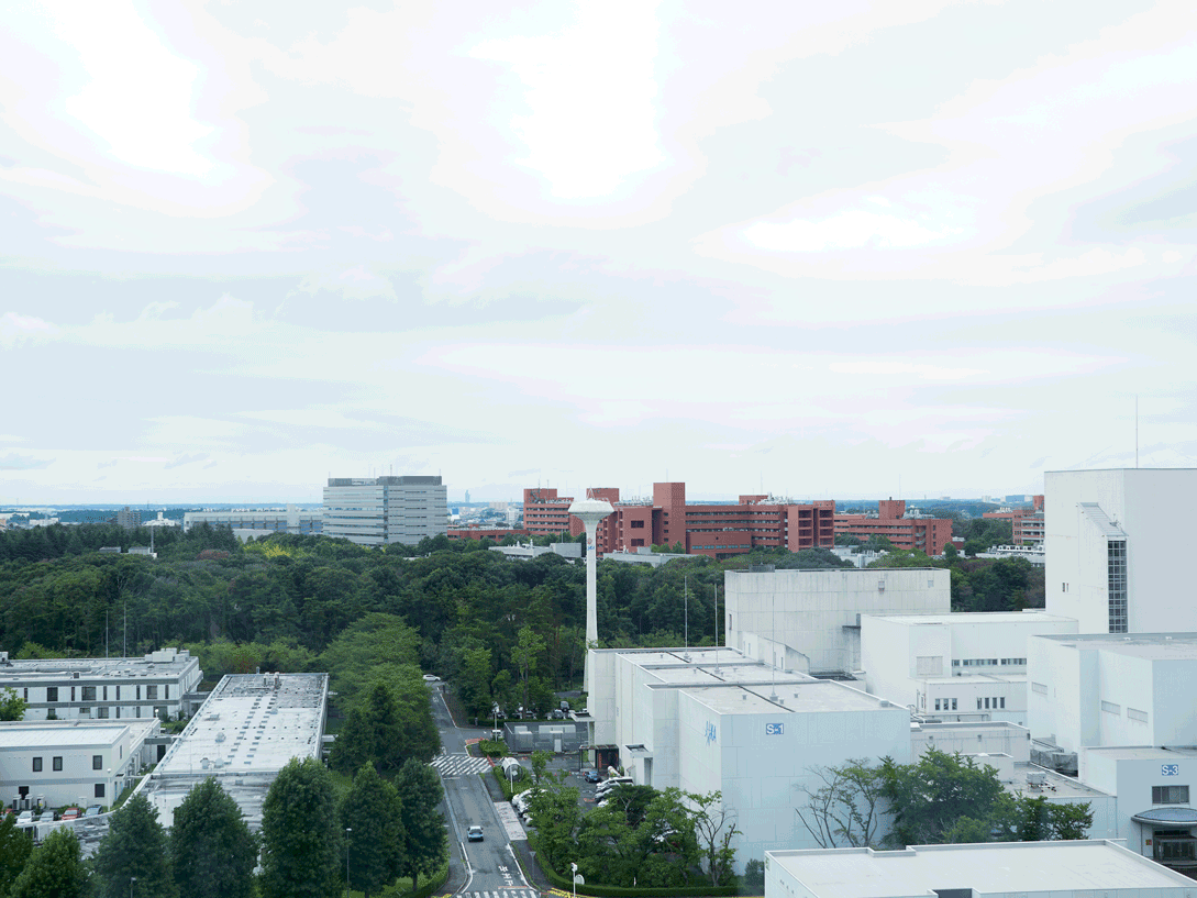 
            筑波宇宙センターのシンボルで本部機能を持つ、総合開発推進棟からの眺め。
          