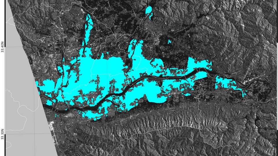 2020年7月の九州豪雨。豪雨前後での画像を重ね、その差分（洪水が起きたと想定される箇所）が水色で表示されている。