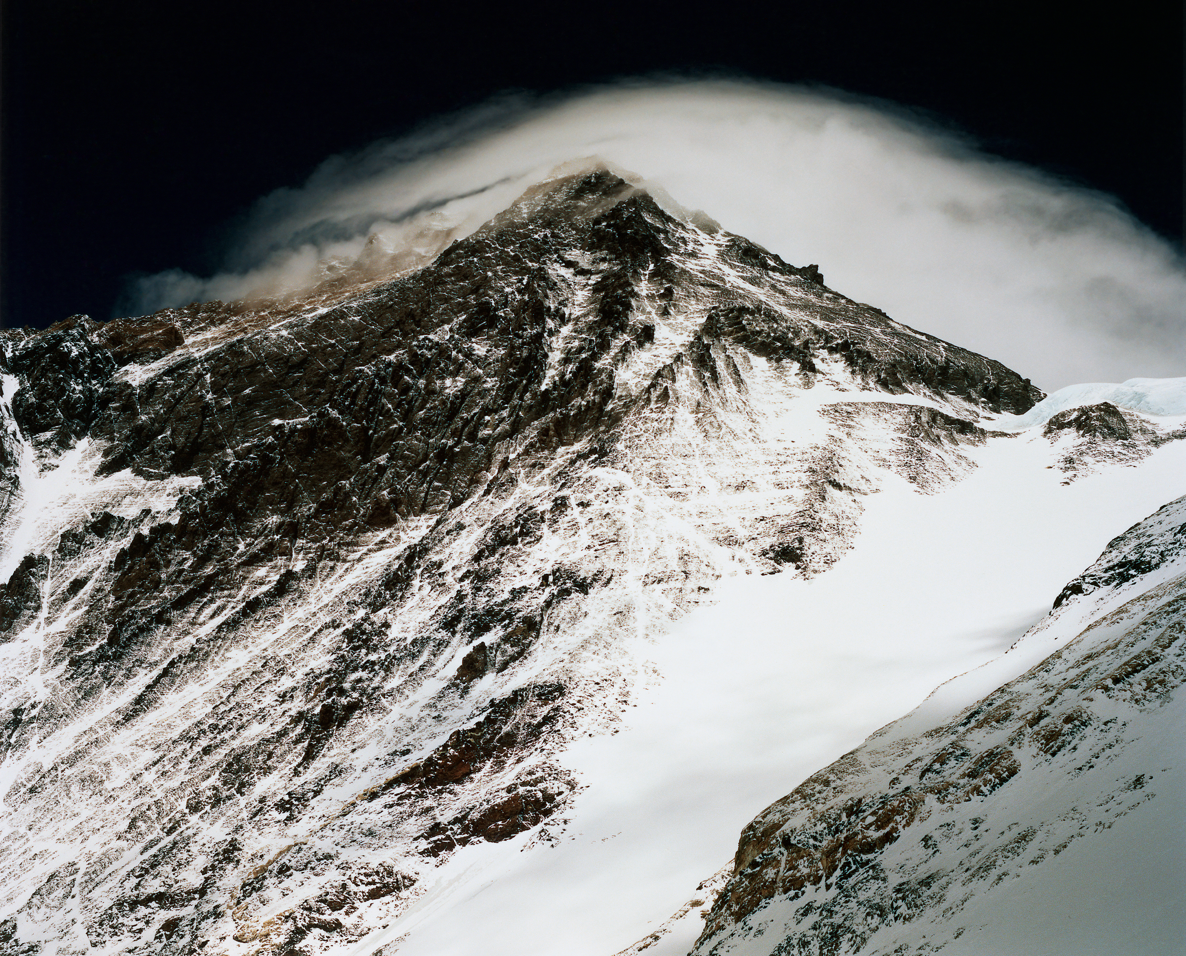石川直樹 写真集『EVEREST』より。2011年のエヴェレスト遠征を中心に、その後のローツェ、マカルー遠征などでも見つめることになった世界最高峰の写真を加えて構成された自身の「EVEREST」写真の集大成。© Naoki ISHIKAWA 