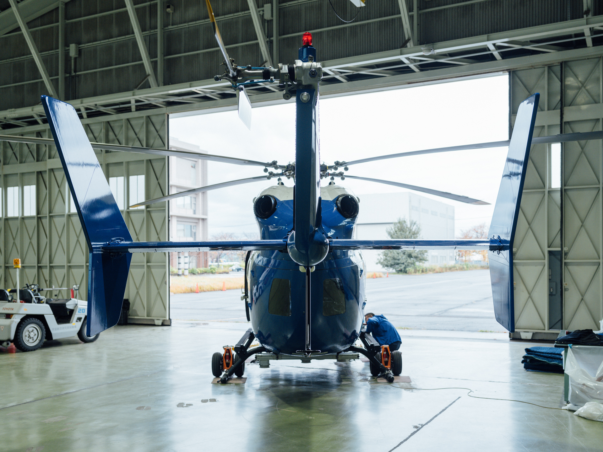 JAXA調布航空宇宙センター飛行場分室に格納されている、実験用ヘリコプターBK117C-2型機。