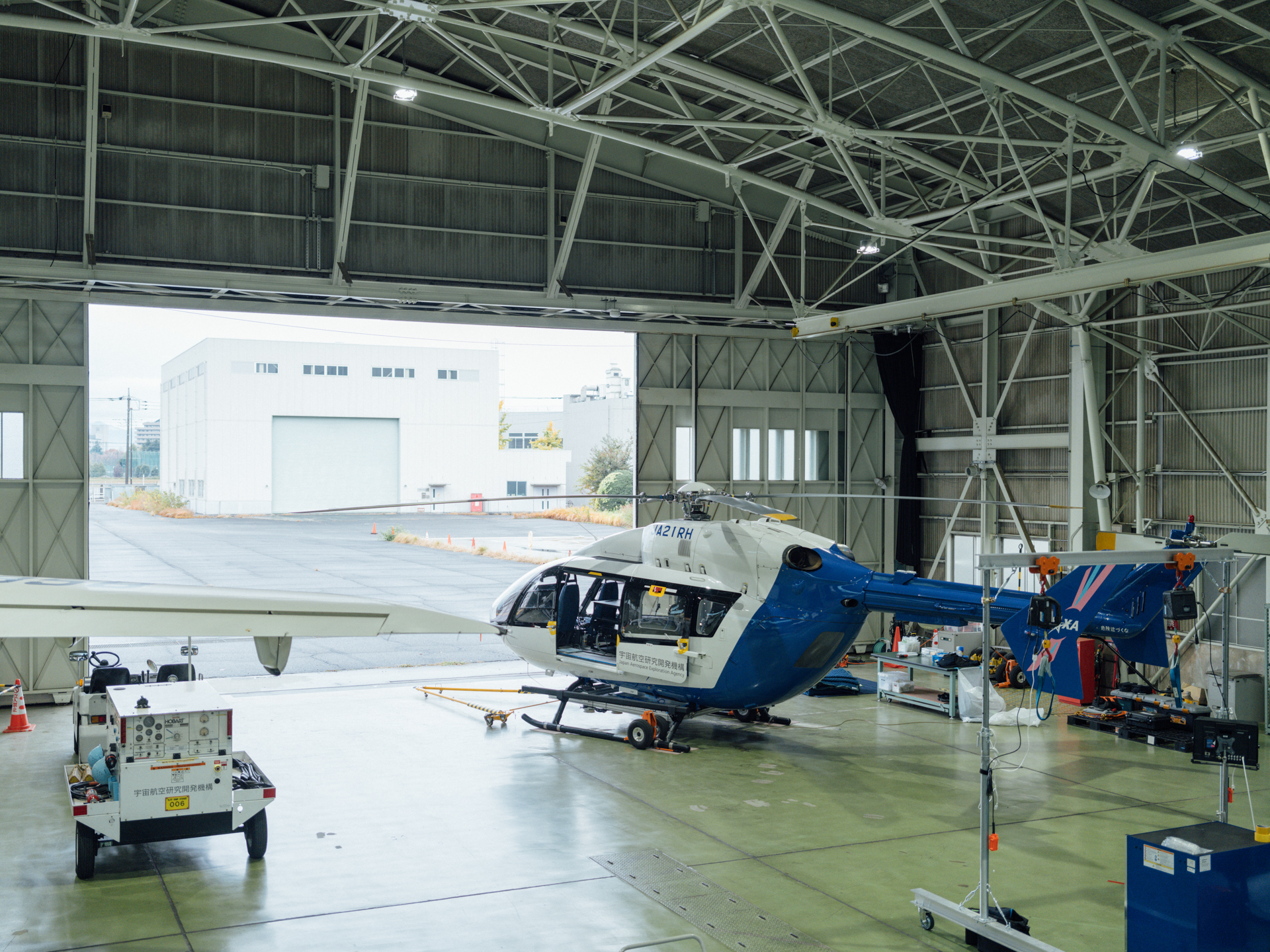 JAXAの飛行実験基地は、ここ調布航空宇宙センター飛行場分室のほかに、名古屋空港飛行研究拠点と、北海道の大樹航空宇宙実験場がある。