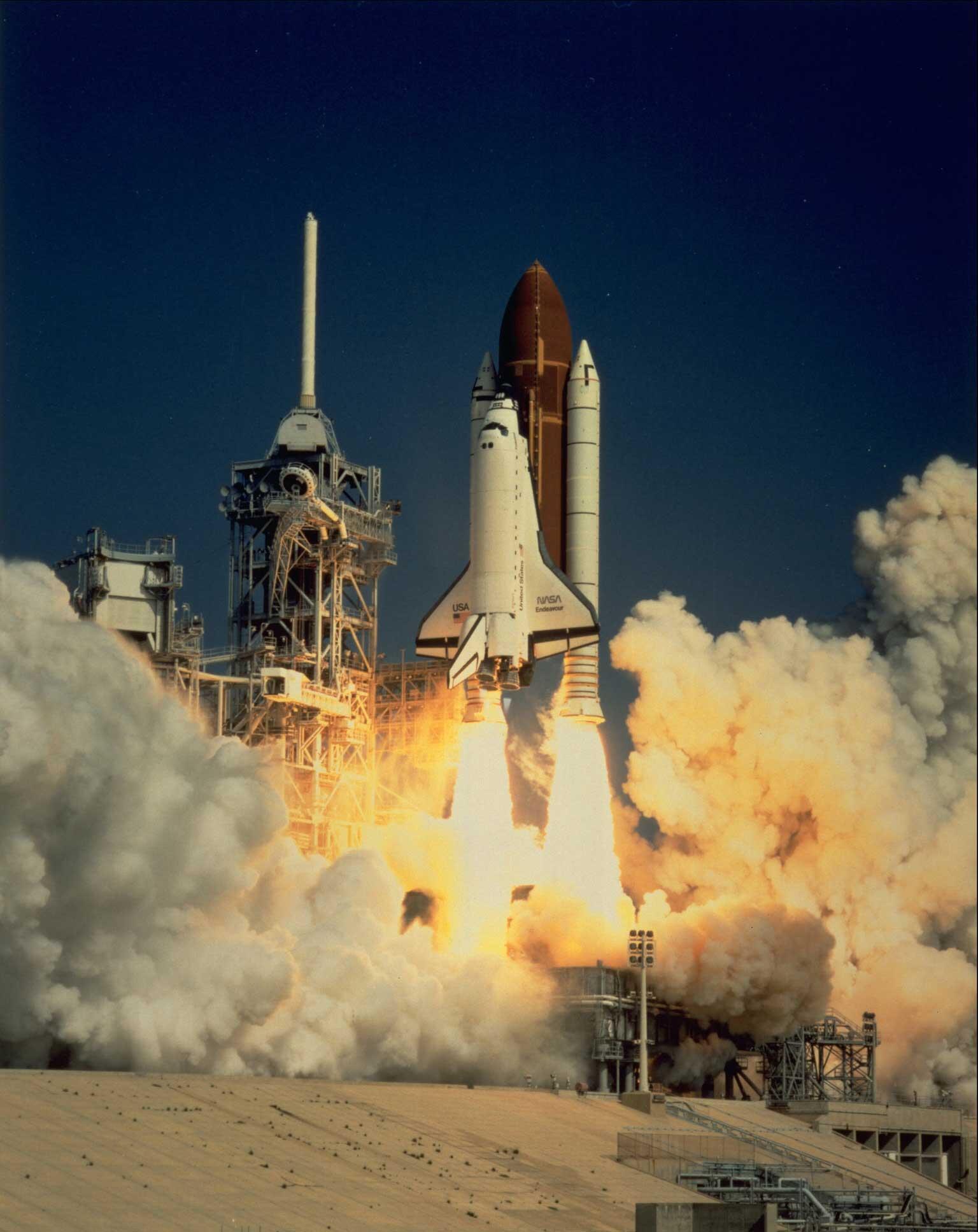 毛利宇宙飛行士が搭乗したスペースシャトルの打ち上げの様子（1992年）