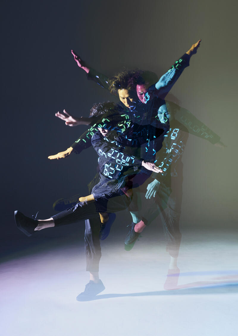 ©︎ ISSEY MIYAKE INC. / Photography: Tamaki Yoshida
													A-POC ABLE ISSEY MIYAKEと現代美術家の宮島達男さんによるプロジェクト「TYPE-II Tatsuo Miyajima project」から新シリーズのブルゾン。宮島さんのデジタル数字をモチーフとした時間や生命を表すアート作品からインスピレーションを受けて制作した。
													