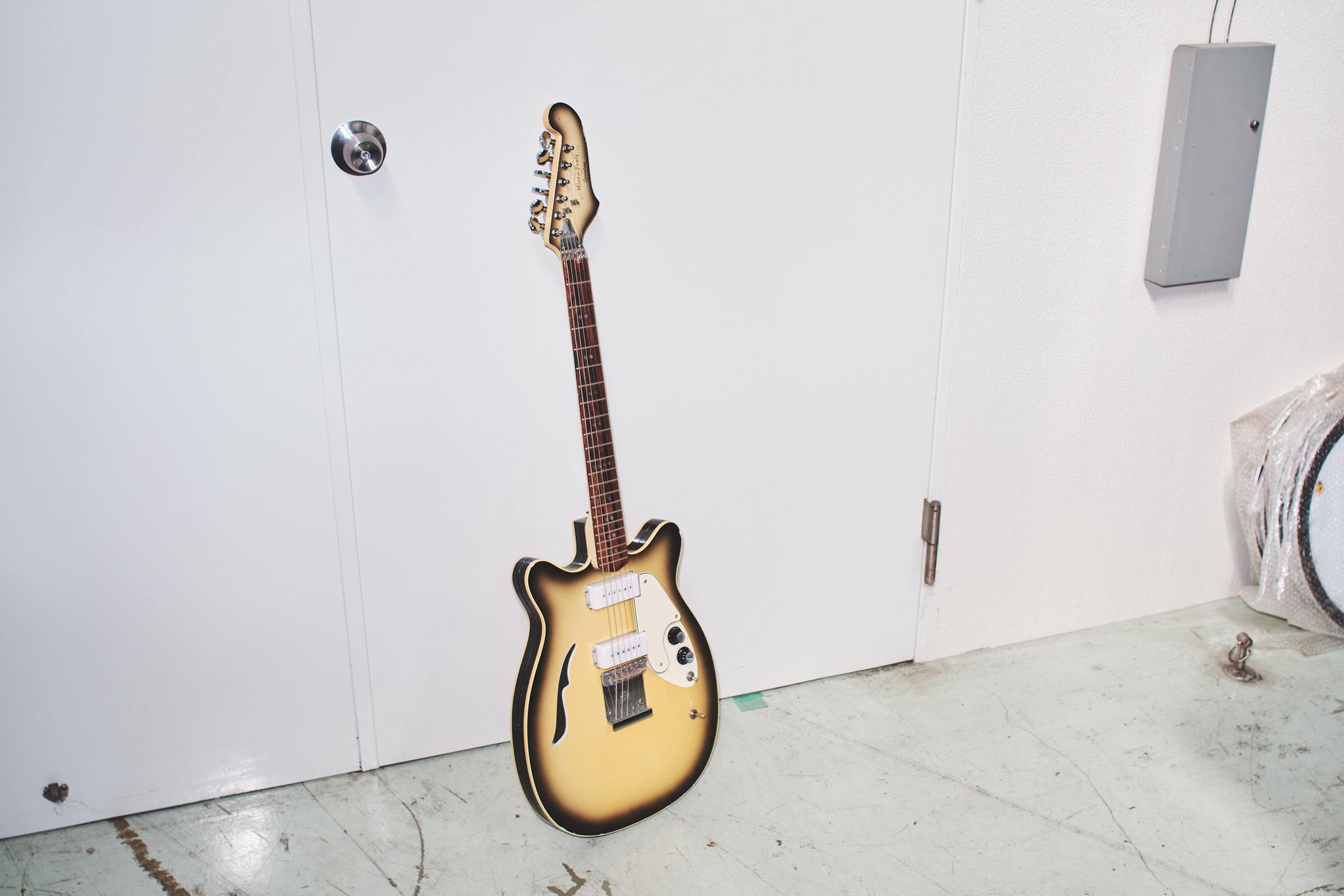 エレキギターは1970年代のMicro-Frets社製 Spacetone。