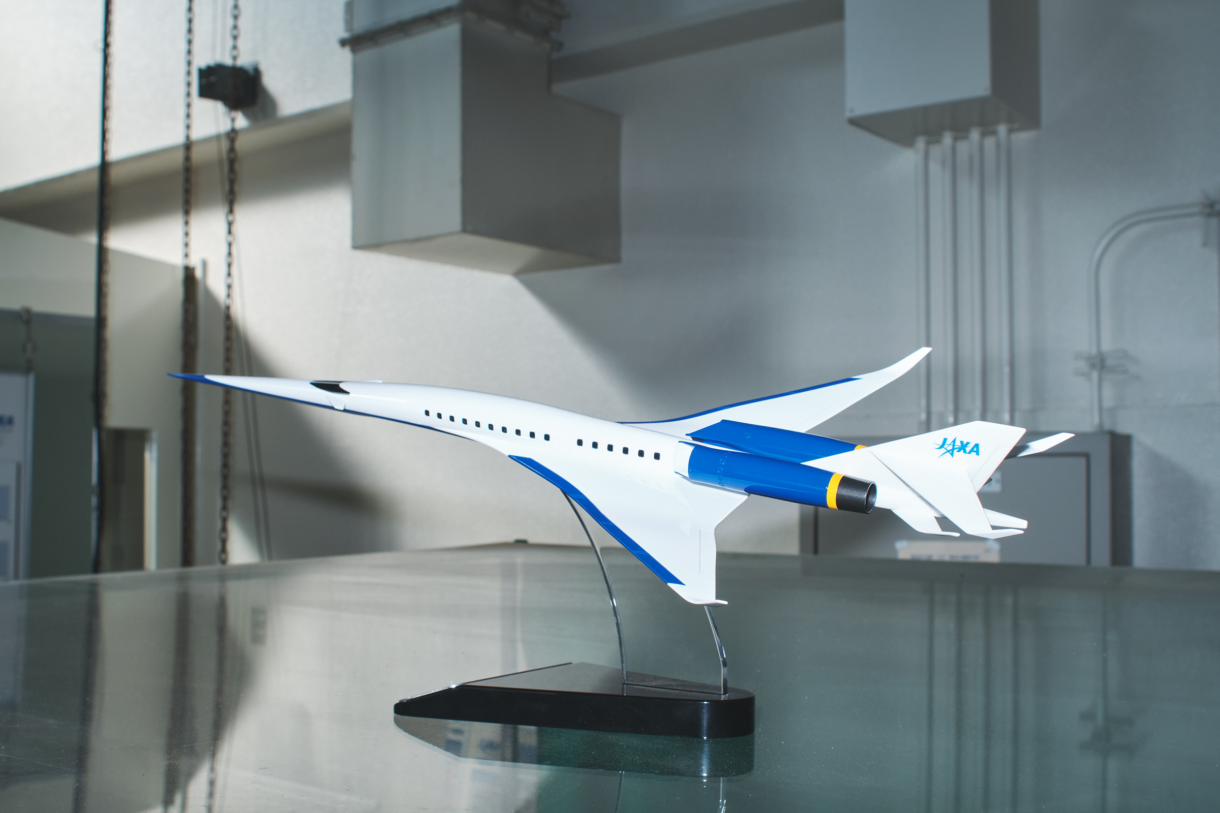 JAXAが研究開発を進める静粛超音速旅客機のコンセプト模型。実現すればマッハ1.6で飛び、50人を乗せることができる。