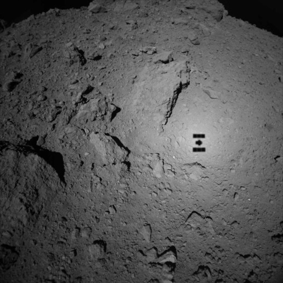 小惑星探査機「はやぶさ２」が撮影したリュウグウの地表。「はやぶさ２」の影も写っている。