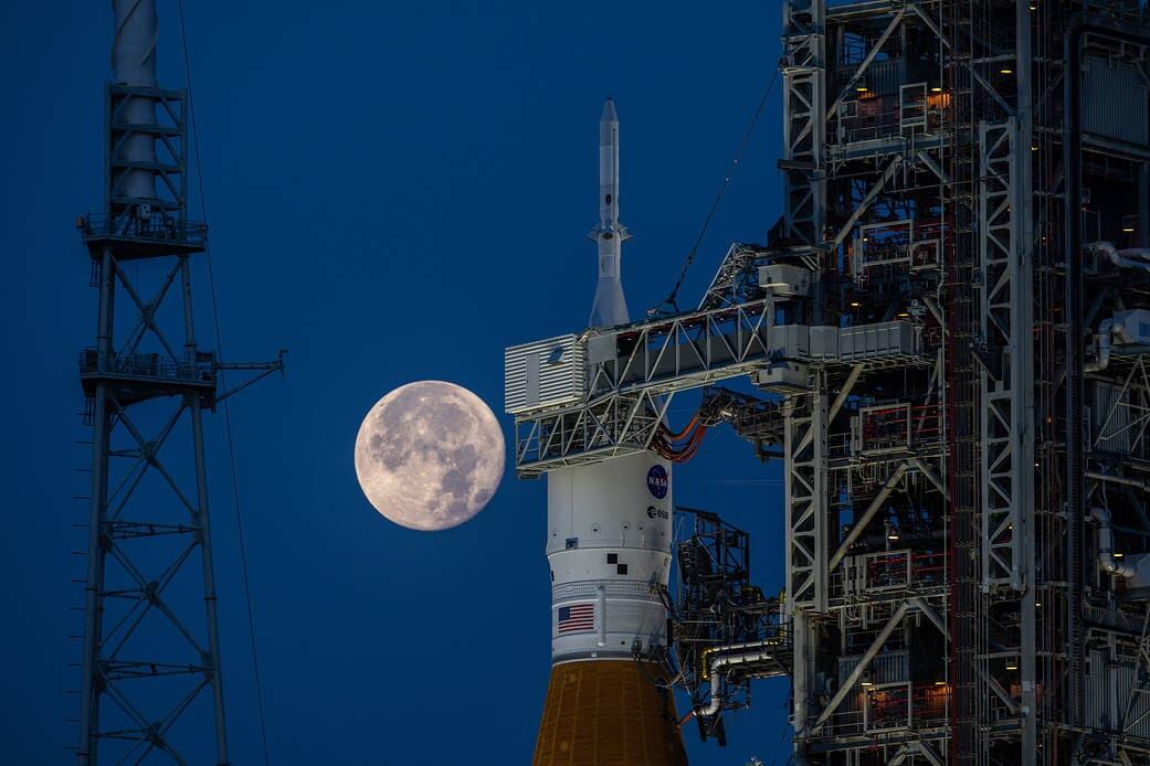 NASAケネディ宇宙センターの発射場に配置された新型ロケット「アルテミス1」。「アルテミス計画」最初のミッションとなる「アルテミス1」は、月へ向かう新型有人宇宙船「Orion」の無人飛行試験にあたった。PHOTO：NASA