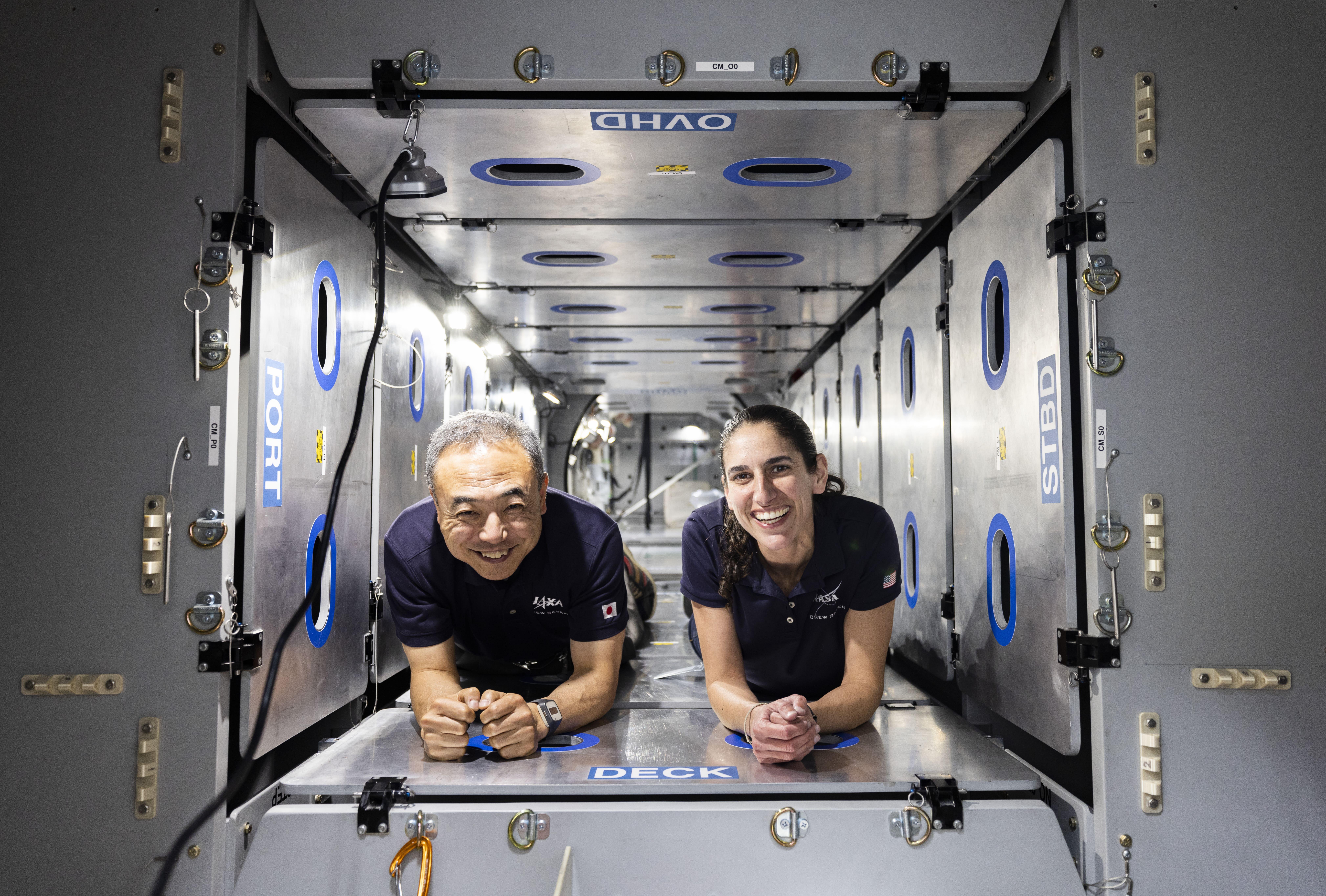 実物大の訓練施設を使用して訓練を行うJAXA古川聡宇宙飛行士（左）。2023年8月から国際宇宙ステーションに長期滞在中の古川宇宙飛行士は2024年3月に地球に帰還した。