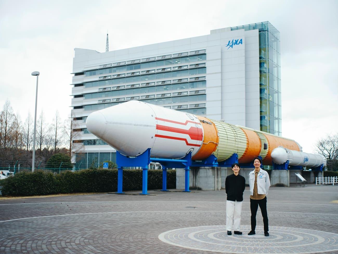 対談の最後は、筑波宇宙センター正門すぐのロケット広場にて記念撮影。