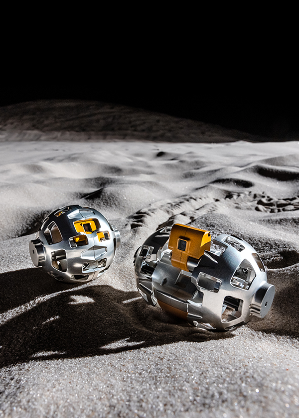 LEV-2（月面環境を再現したJAXA相模原キャンパス宇宙探査実験棟でのプロモーション画像）クレジット：JAXA、タカラトミー、ソニーグループ（株）、同志社大学