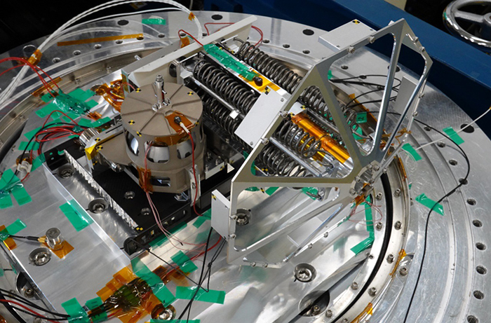 「振動試験」の様子。写真中央左側の円筒ケースにLEV-2は収納されている。この形態で、LEV-2はSLIMに搭載して打ち上げられた