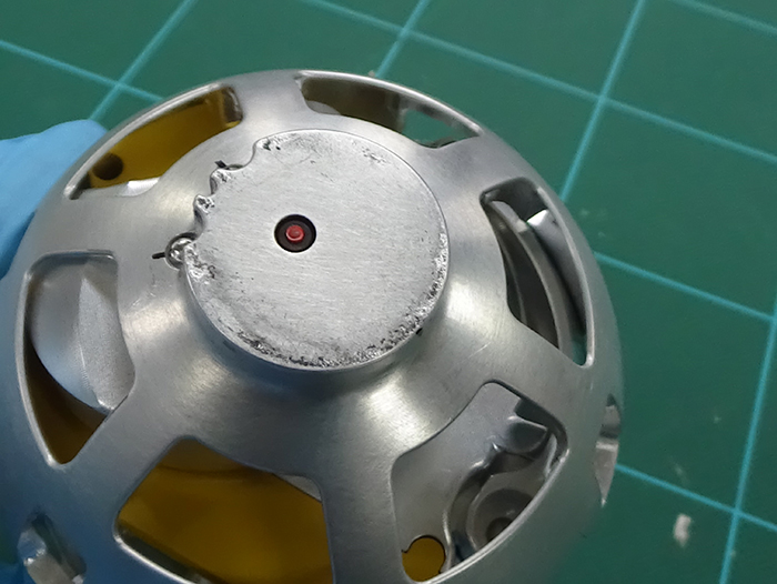 初期の振動試験の後に撮影したLEV-2 の車輪側面の写真。LEV-2の起動スイッチ（赤い部分）が潰れてしまっている