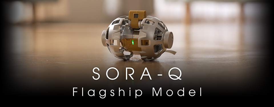 「SORA-Q Flagship Model」SORA-Q（1/1スケール）。球体から月面を走行するよう変形し、スマホでコントロール、撮影も可能　©TOMY